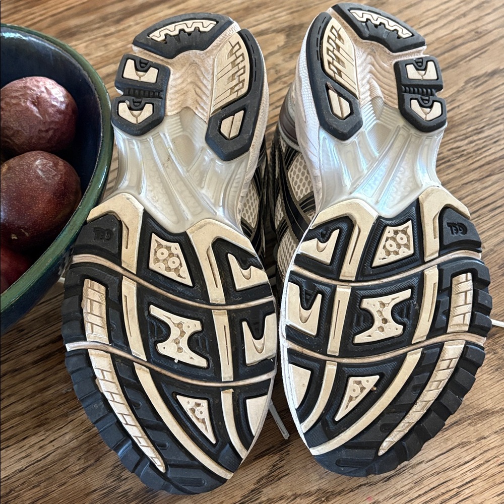 ASICS Gel-Kayano 14 tennis shoes. - Picture 4 of 5